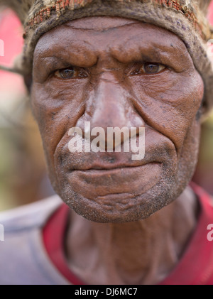 Anziani Goroka Provincia Singsing membro del gruppo, Goroka Show, Papua Nuova Guinea Foto Stock