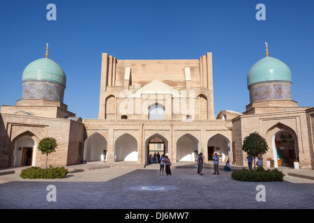 Barak Khan Madrasah, Hazrati Imom complessa, Hazrati Imom Square, Tashkent, Uzbekistan Foto Stock