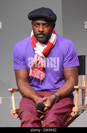 New York, NY, STATI UNITI D'AMERICA. 22 Novembre, 2013. Idris Elba in negozio aspetto per Idris Elba, Naomie Harris e Justin Chadwick discutere 'Mandela: camminata lunga alla libertà", il negozio Apple Store SoHo di New York, NY Novembre 22, 2013. Credito: Derek Storm/Everett raccolta/Alamy Live News Foto Stock