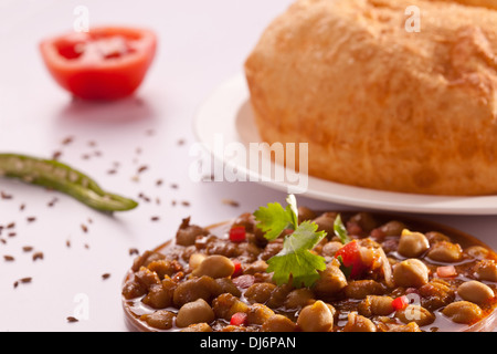 Chola Batura - Batura è un tradizionale Indiano settentrionale Punjabi pane classico assaporato con Chola - insieme chiamato come "Chola Batura" Foto Stock