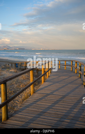 Passerella in legno che conducono in basso verso una soleggiata Costa Blanca beach Foto Stock