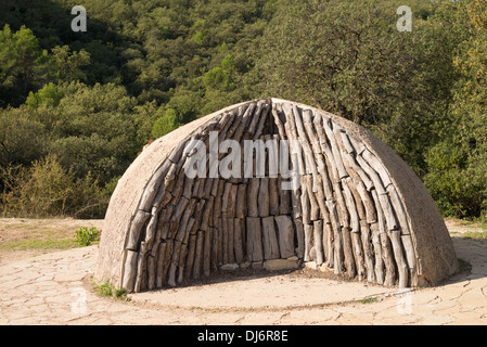 Logs impilati in un tradizionale carbone forno Foto Stock