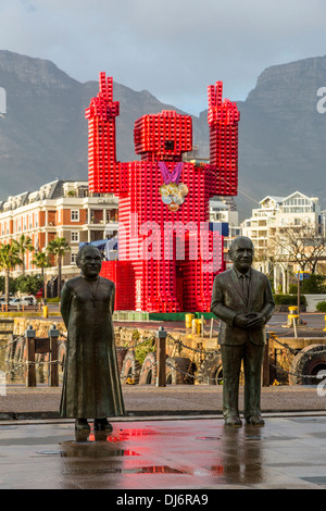 Sud Africa, Cape Town. Nobel Square Statue di Desmond Tutu e FW de Klerk. Foto Stock