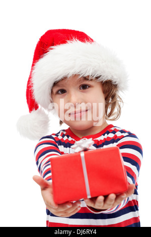 Adorable little boy con santa hat sulla testa offrendo un regalo di natale Foto Stock