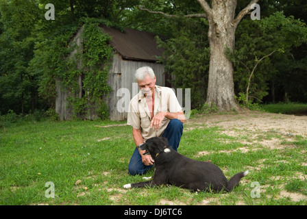 Uomo in ginocchio davanti a casa ha inizialmente vissuta come un ragazzo in Hart County, Kentucky Foto Stock