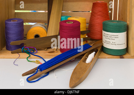 Filati e navette sul display mediante il piccolo Loomhouse Louisville, nel Kentucky Foto Stock