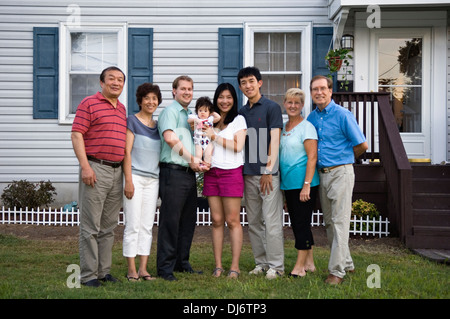 Razza mista Famiglia e Inlaws Foto Stock