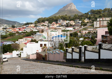 Sud Africa, Cape Town. Case in altitudini più elevate di Bo-kaap. Testa di leone in distanza. Foto Stock