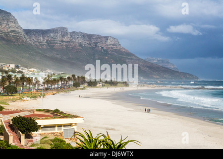 Sud Africa, Camps Bay in inverno. Venti forti, poche persone. Foto Stock