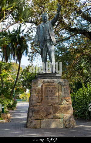 Sud Africa, Cape Town. Statua di Cecil Rhodes, in compagnia del giardino, stabilito dalla Dutch East India Company nel 1652. Foto Stock