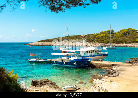 Barche Taxi nel piccolo porto sull isola Proizd, Croazia Foto Stock