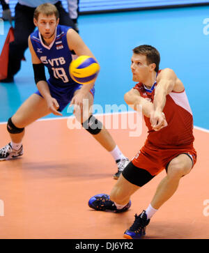 Tokyo, Giappone. 23 Nov, 2013. Evgeny Sivozhelez (R) della Russia riceve la palla durante il FIVB World Grand Champions Cup 2013 contro il Brasile a Tokyo Metlopolitan palestra in Tokyo, Giappone, nov. 23, 2013. La Russia ha vinto 3-2. Credito: Stringer/Xinhua/Alamy Live News Foto Stock