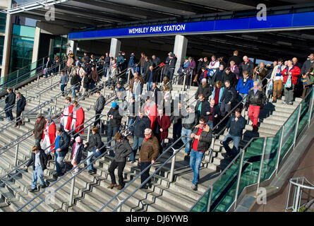 Londra, Regno Unito. 23 Nov, 2013. Fan presto in arrivo per il "Big Hit" Rugby League World Cup Semi Finali tra Inghilterra e Nuova Zelanda e Australia Fiji v allo Stadio di Wembley. Credito: Azione Sport Plus/Alamy Live News Foto Stock