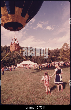 Aria calda BALLOONIST DA ATLANTA PROVE LA SUA IMBARCAZIONE IN VOLO TETHERED NELLA HELEN VALLEY, sito della quinta Assemblea annuale . 799 Foto Stock