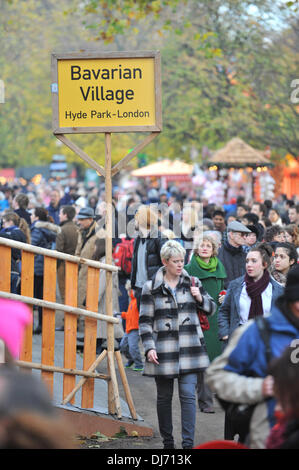 Hyde Park, London, Regno Unito. Il 23 novembre 2013. La folla riempire Winter Wonderland di Hyde Park. Credito: Matteo Chattle/Alamy Live News Foto Stock