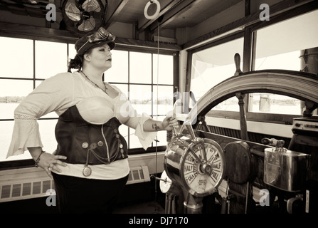 steampunk donna su bianco Foto stock - Alamy