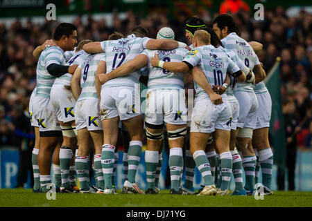 Leicester, Regno Unito. 23 Nov, 2013. London Irish huddle prima di kick-off durante la Aviva Premiership Rugby Union fixture tra Leicester Tigers e London Irish da Welford Road. Credito: Azione Sport Plus/Alamy Live News Foto Stock