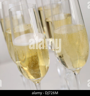 Ricevimento Champagne con Champagne in bicchieri su un tavolo Foto Stock