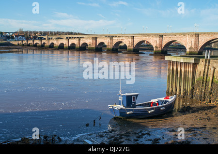 Berwick vecchio ponte che attraversa il fiume Tweed in Northumberland England Regno Unito Foto Stock