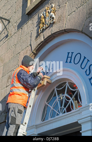 Scrittore di segno al lavoro per il Custom House a Berwick upon Tweed, Northumberland, England, Regno Unito Foto Stock