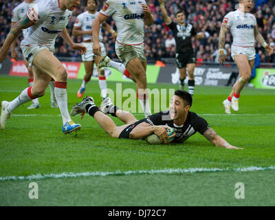 Londra, Regno Unito. 23 Nov, 2013. Nuova Zelanda Shaun Johnson [7] punteggi vincente il provare in ritardo nel gioco per vincere la Coppa del Mondo di Rugby Semi finale tra Inghilterra e Nuova Zelanda dallo stadio di Wembley. La Nuova Zelanda ha vinto 20-18 Credito: Azione Sport Plus/Alamy Live News Foto Stock