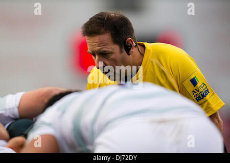 Leicester, Regno Unito. 23 Nov, 2013. Arbitro Martin Fox ispeziona un scrum durante la Aviva Premiership Rugby Union fixture tra Leicester Tigers e London Irish da Welford Road. Credito: Azione Sport Plus/Alamy Live News Foto Stock