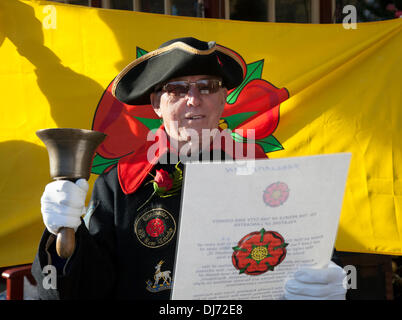 Lancashire rose a Bury, Lancashire, Regno Unito 23 novembre, 2013. Bury Town Crier Signor Robert Grundy la lettura del Lancashire giorno annuncio. La East Lancashire Railway commemora il giorno nel 1295 quando la contea di Lancashire ha inviato la sua prima i rappresentanti al Parlamento europeo da re Edoardo I di Inghilterra a partecipare a quello che più tardi divenne noto come il modello europeo. Lancashire giorno è solitamente tenutasi il 27 novembre, quando molte città in tutta la contea storica di ospitare eventi del giorno, più segnatamente letture del Lancashire giorno annuncio. Foto Stock