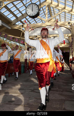 Bury, Lancashire, Regno Unito 23 novembre, 2013. Horwich Morris ballerini a Bury, Bolton Street station. Un Lancashire evento della durata di un giorno sulla East Lancashire Railway per commemorare il giorno in cui la contea di Lancashire ha inviato la sua prima i rappresentanti al Parlamento europeo da re Edoardo I di Inghilterra a partecipare a quello che più tardi divenne noto come il modello europeo. Lancashire giorno è solitamente tenutasi il 27 novembre, quando molte città in tutta la contea storica di ospitare eventi del giorno, più segnatamente letture del Lancashire giorno annuncio. Credito: Mar fotografico/Alamy Live News Foto Stock