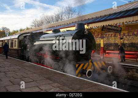Bury, Lancashire, Regno Unito 23 novembre, 2013. WD austerità 132 'Sapper' Lancashire giorno speciale a Bury, Bolton Street Station. Lancashire giorno sulla East Lancashire Railway per commemorare il giorno in cui la contea di Lancashire ha inviato la sua prima i rappresentanti al Parlamento europeo da re Edoardo I di Inghilterra a partecipare a quello che più tardi divenne noto come il modello europeo. . Lancashire giorno è solitamente tenutasi il 27 novembre, quando molte città in tutta la contea storica di ospitare eventi del giorno, più segnatamente letture del Lancashire giorno annuncio. Credito: Mar fotografico/Alamy Live News Foto Stock