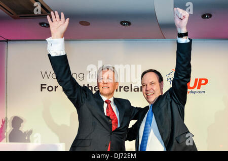 Belfast, Irlanda del Nord. 23 nov 2013 - DUP leader del partito e primo ministro Peter Robinson e vice leader Nigel Dodds al 2013 Conferenza DUP Credit: stephen Barnes/Alamy Live News Foto Stock