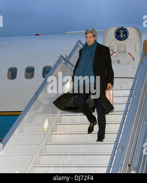 Il Segretario di Stato americano John Kerry passeggiate dall'aereo a un veicolo in attesa dopo che arrivano a proseguire le discussioni sull'Iran Novembre 23, 2013 a Ginevra, Svizzera. Foto Stock