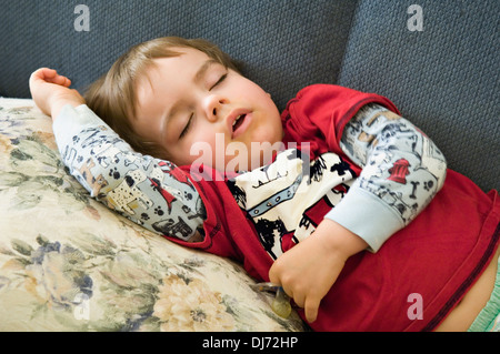 2 1/2 anno vecchio ragazzo dormiva sul lettino Foto Stock