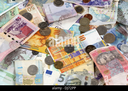 Molte le banconote e le monete in euro come Euro, Dollaro, Franco Svizzero, Pound e Rubel Foto Stock