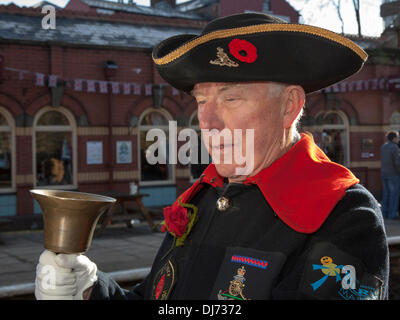 Bury, Lancashire, Regno Unito 23 novembre, 2013. Bury Town Crier Signor Robert Grundy la lettura del Lancashire giorno annuncio. La East Lancashire Railway commemora il giorno nel 1295 quando la contea di Lancashire ha inviato la sua prima i rappresentanti al Parlamento europeo da re Edoardo I di Inghilterra a partecipare a quello che più tardi divenne noto come il modello europeo. Lancashire giorno è solitamente tenutasi il 27 novembre, quando molte città in tutta la contea storica di ospitare eventi del giorno, più segnatamente letture del Lancashire giorno annuncio. Credito: Mar fotografico/Alamy Live News Foto Stock