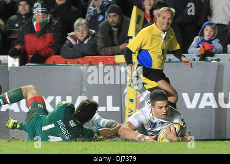 Leicester, Regno Unito. 23 Nov, 2013. Fergus Mulchrone di Londra punteggi irlandese una consolazione provare durante la Aviva Premiership Rugby Union fixture tra Leicester Tigers e London Irish da Welford Road. Credito: Azione Sport Plus/Alamy Live News Foto Stock