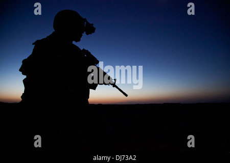 US Navy SEAL team Operazioni speciali commando fornisce la sicurezza durante una notte di missione Luglio 3, 2013 nella provincia di Helmand, Afghanistan. Foto Stock