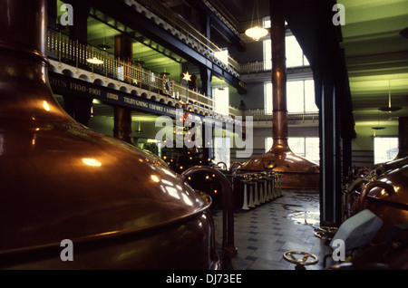 Il vecchio rame splendente birra bollitori all'interno di Carlsberg tini di filtrazione Visitor Center. Copenhagen DANIMARCA Foto Stock