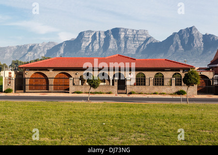 Sud Africa, Cape Town, Athlone sobborgo. Casa privata, Table Mountain in background. Foto Stock