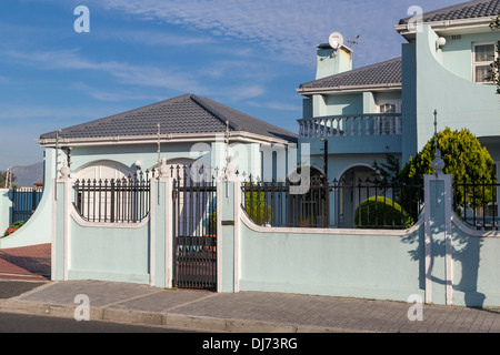 Sud Africa, Cape Town, Athlone sobborgo. Allarme di protezione fili in cima al muro circostante superiore-class house. Foto Stock