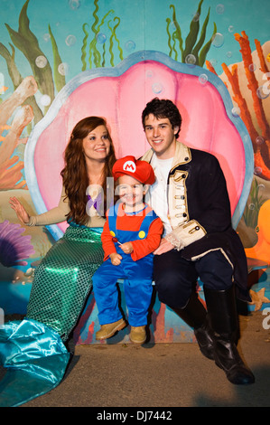 Bambino vestito come Mario per la festa di Halloween con caratteri la Sirenetta al lo Zoo di Louisville Halloween Party Louisville KY Foto Stock