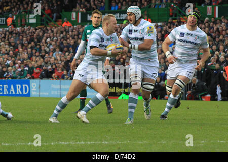 Leicester, Regno Unito. 23 Nov, 2013. Shane Geraghty del London Irish scoppia di difesa durante la Aviva Premiership Rugby Union fixture tra Leicester Tigers e London Irish da Welford Road. Credito: Azione Sport Plus/Alamy Live News Foto Stock