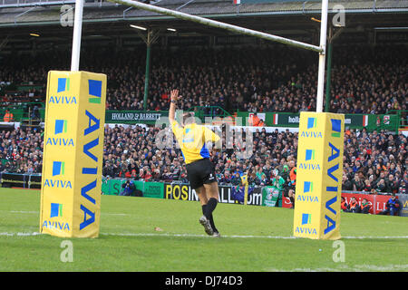 Leicester, Regno Unito. 23 Nov, 2013. Arbitro Martin Fox awards tigri una pena provare durante la Aviva Premiership Rugby Union fixture tra Leicester Tigers e London Irish da Welford Road. Credito: Azione Sport Plus/Alamy Live News Foto Stock