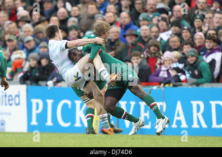 Leicester, Regno Unito. 23 Nov, 2013. Leicester Tigers&#x2019;s miglia Benjamin offre un accogliente affrontare di James O'Connor di London Irish durante la Aviva Premiership Rugby Union fixture tra Leicester Tigers e London Irish da Welford Road. Credito: Azione Sport Plus/Alamy Live News Foto Stock