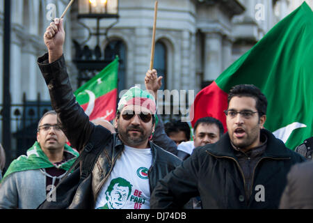 Londra, 23 novembre 2011. Manifestanti preparare tom march da Downing Street all'ambasciata degli Stati Uniti in segno di protesta contro gli attacchi drone che uccidere civili innocenti. Credito: Paolo Davey/Alamy Live News Foto Stock