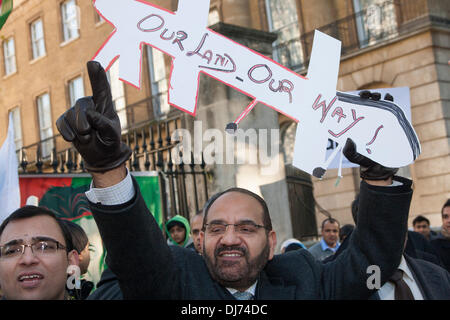 Londra, 23 novembre 2011. Un manifestante grida contro gli attacchi drone prio a marciare da Downing Street all'ambasciata degli Stati Uniti in segno di protesta contro la morte di civili innocenti. Credito: Paolo Davey/Alamy Live News Foto Stock