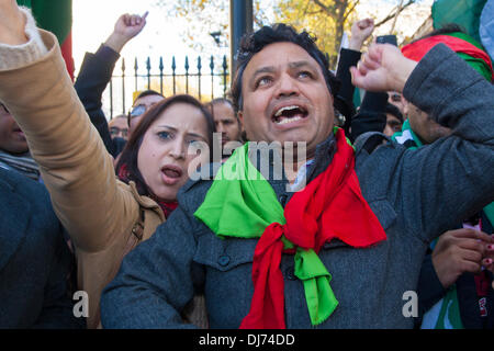 Londra, 23 novembre 2011. I manifestanti cantano slogan prima di loro marzo da Downing Street all'ambasciata degli Stati Uniti in segno di protesta contro gli attacchi drone che uccidere civili innocenti. Credito: Paolo Davey/Alamy Live News Foto Stock