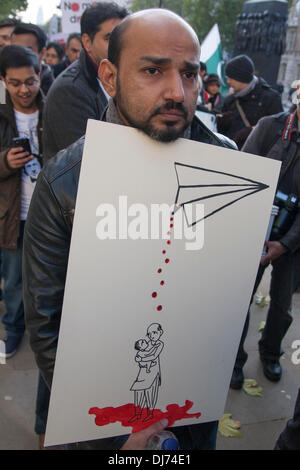 Londra, 23 novembre 2011. Un manifestante con la sua deludente artwirk durante un marzo da Downing Street all'ambasciata degli Stati Uniti in segno di protesta contro gli attacchi drone che uccidere civili innocenti. Credito: Paolo Davey/Alamy Live News Foto Stock