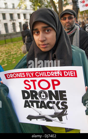 Londra, 23 novembre 2011. Un giovane volto di donna dire tanto quanto il suo striscione come ella marche da Downing Street all'ambasciata degli Stati Uniti in segno di protesta contro gli attacchi drone che uccidere civili innocenti. Credito: Paolo Davey/Alamy Live News Foto Stock