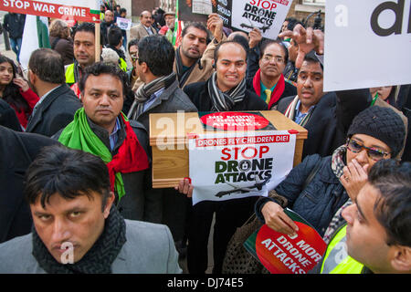 Londra, 23 novembre 2011. Protester procedere attraverso Londra come essi marzo da Downing Street all'ambasciata degli Stati Uniti in segno di protesta contro gli attacchi drone che uccidere civili innocenti. Credito: Paolo Davey/Alamy Live News Foto Stock