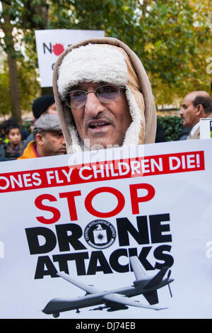 Londra, 23 novembre 2011. Un manifestante pakistano con il suo striscione dopo un mese di marzo da Downing Street all'ambasciata degli Stati Uniti in segno di protesta contro gli attacchi drone che uccidere civili innocenti. Credito: Paolo Davey/Alamy Live News Foto Stock